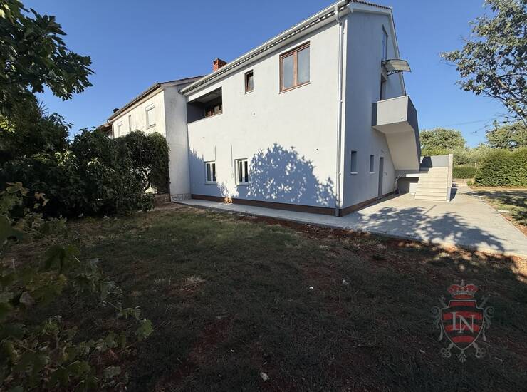 PRILIKA! Istra, Poreč: Dvosoban stan s velikom terasom i okućnicom — fotografija 6