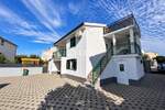 Vodice, renovirana kuća s 2 stana, 170,92 m², 150 m od mora