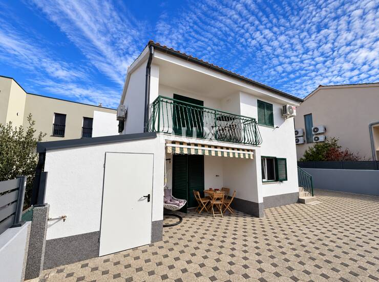 Vodice, renovirana kuća s 2 stana, 170,92 m², 150 m od mora — fotografija 3