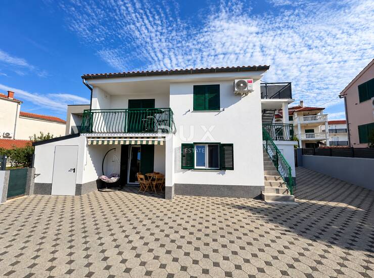 Vodice, renovirana kuća s 2 stana, 170,92 m², 150 m od mora — fotografija 4