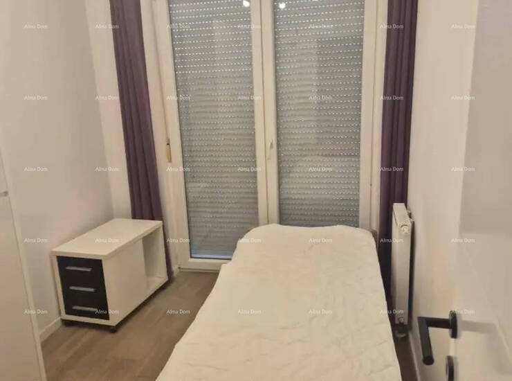 U Puli je na prodaju trosobni stan smješten na trećem katu stambene zgrad... — fotografija 5