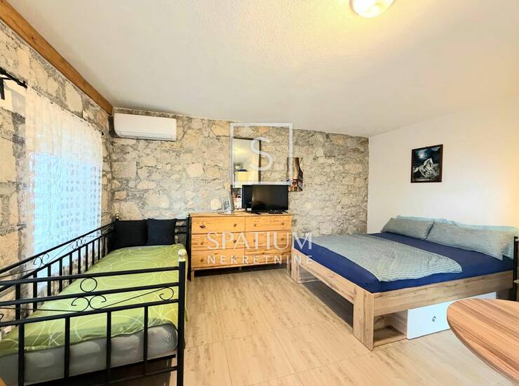 VINODOLSKA OPĆINA, GRIŽANE, KUĆA S DVA UREĐENA APARTMANA I STARINA ZA OBNOV