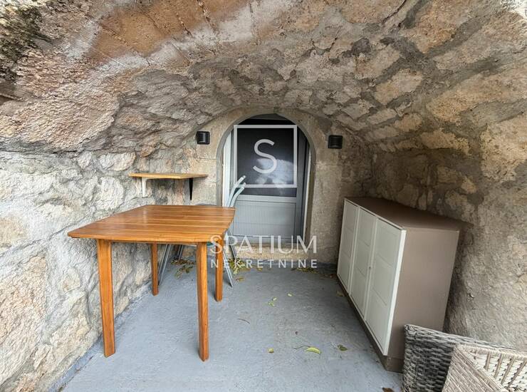 VINODOLSKA OPĆINA, GRIŽANE, KUĆA S DVA UREĐENA APARTMANA I STARINA ZA OBNOV — fotografija 3