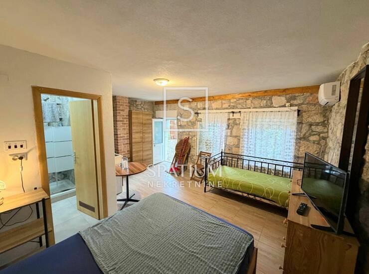VINODOLSKA OPĆINA, GRIŽANE, KUĆA S DVA UREĐENA APARTMANA I STARINA ZA OBNOV — fotografija 5