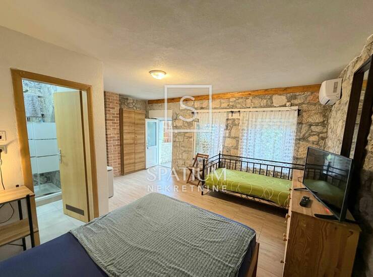 VINODOLSKA OPĆINA, GRIŽANE, KUĆA S DVA UREĐENA APARTMANA I STARINA ZA OBNOV — fotografija 6