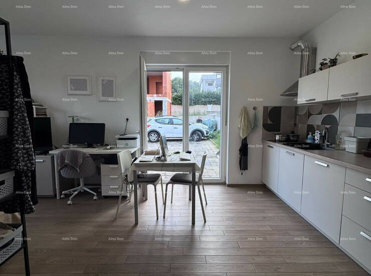Pula – stan u prizemlju 25,15 m² s parkirnim mjestom
Na prodaju je funkc...