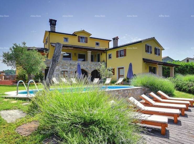 Prodaje se prekrasna vila sa bazenom u blizini Pazina. Ovaj smještaj sasto...