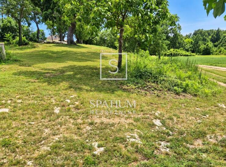 BARBAN, GRAĐEVINSKO ZEMLJIŠTE 1058 M2 - DVIJE UCRTANE GRAĐEVINE I PRIKLJUČC