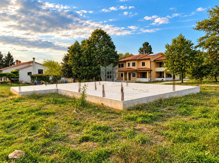 Labin, okolica, građevinsko zemljište s građevinskom dozvolom i započetom g