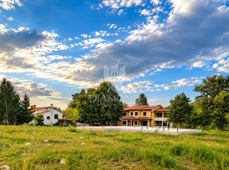 Labin, okolica, građevinsko zemljište s građevinskom dozvolom i započetom g — fotografija 2
