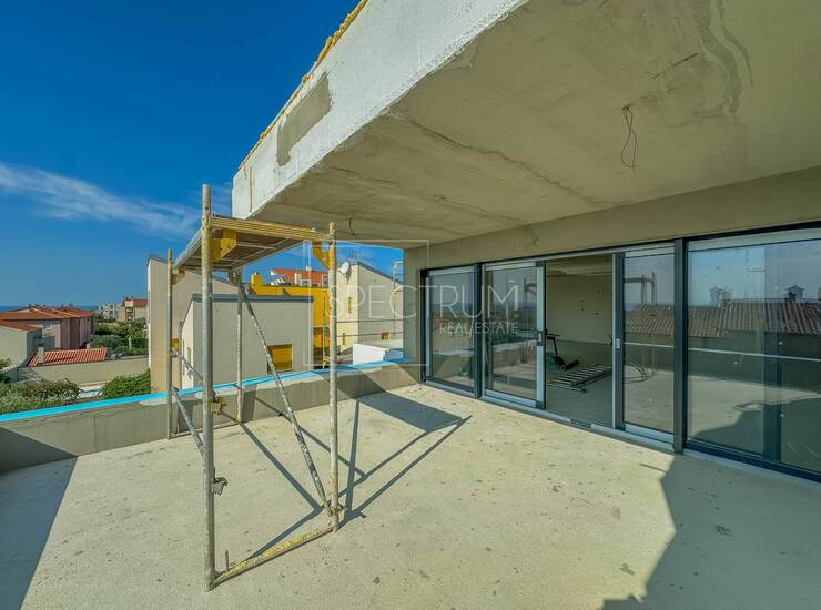 Novigrad, prostrani stan sa pogledom na more u zgradi sa liftom — fotografija 4