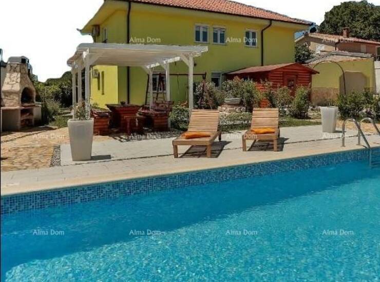 U ponudi je samostojeća kuća s bazenom.
Sastoji se od prizemlja u kojem s...