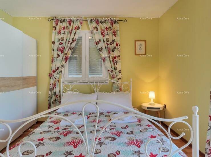 U ponudi je samostojeća kuća s bazenom.
Sastoji se od prizemlja u kojem s... — fotografija 10