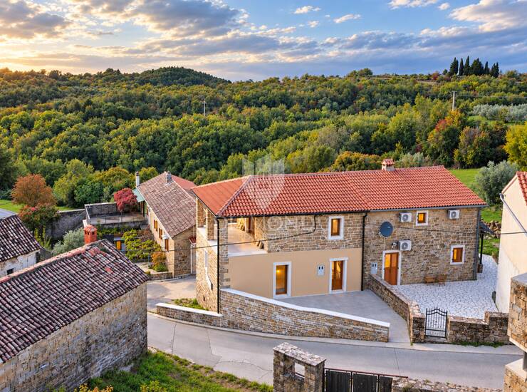 Momjan, okolica, renovirana kamena kuća s pogledom na more!