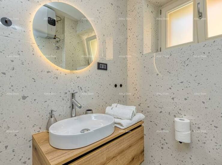 U malom ribarskom gradu na moru, prodaje se prelijepa kuća sa 3 apartmana ... — fotografija 9