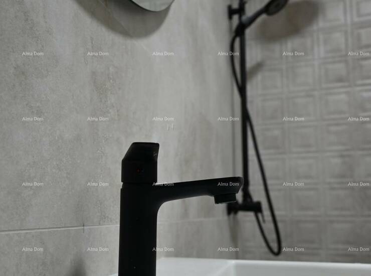 Na prodaju je dvojna kuća u Funtani, ukupne površine 170 m², renovirana ... — fotografija 2