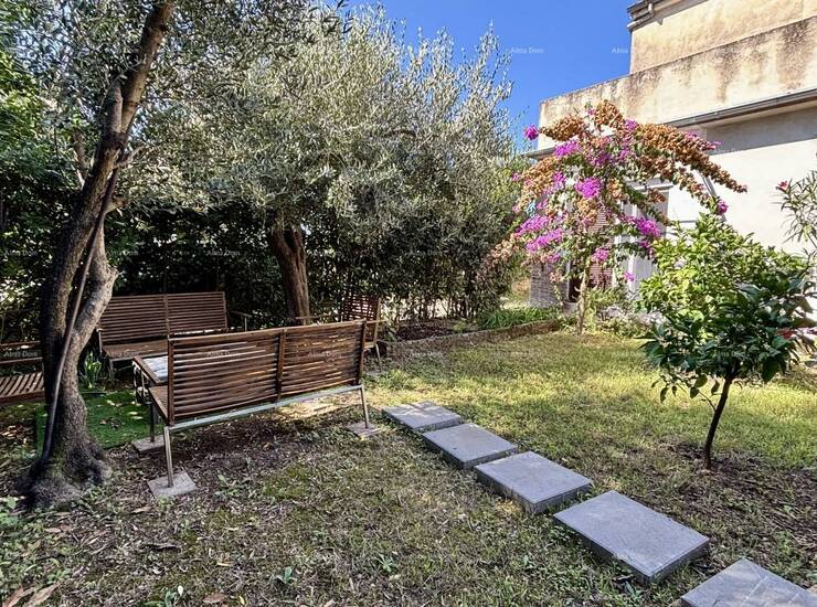 Prodaje se stan u centru Pule, površine 55 m².
Do Zlatnih vrata ima 500 m...
