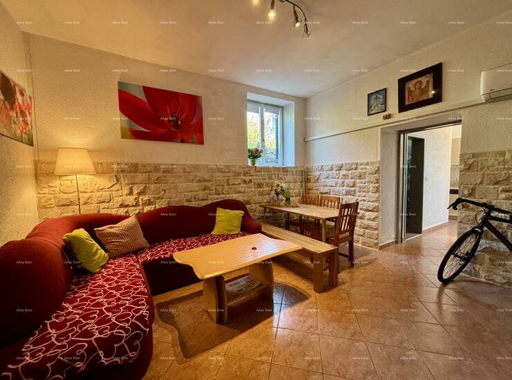 Prodaje se stan u centru Pule, površine 55 m².
Do Zlatnih vrata ima 500 m... — fotografija 2
