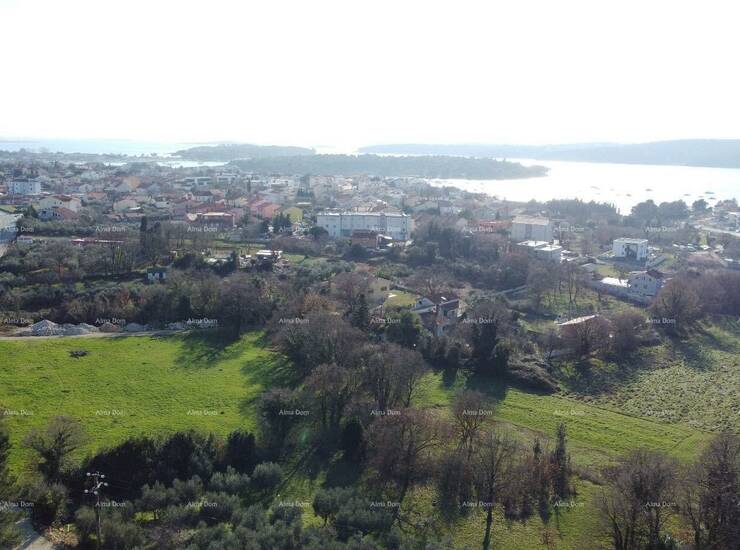 Prodaje se građevinsko zemljište u Medulinu, 6700m2. 
Udaljeno od mora 60...