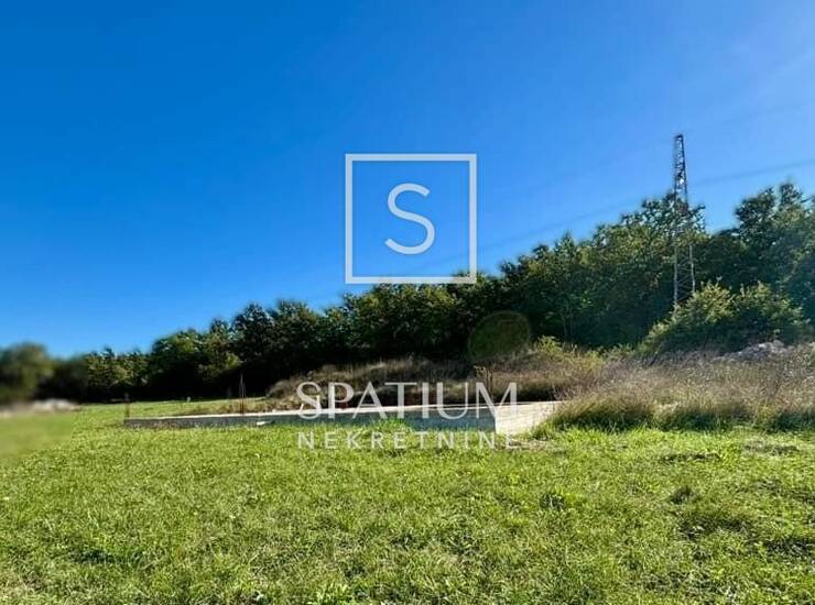 LABIN, GRAĐEVINSKO ZEMLJIŠTE SA ZAPOČETOM GRADNJOM — fotografija 2
