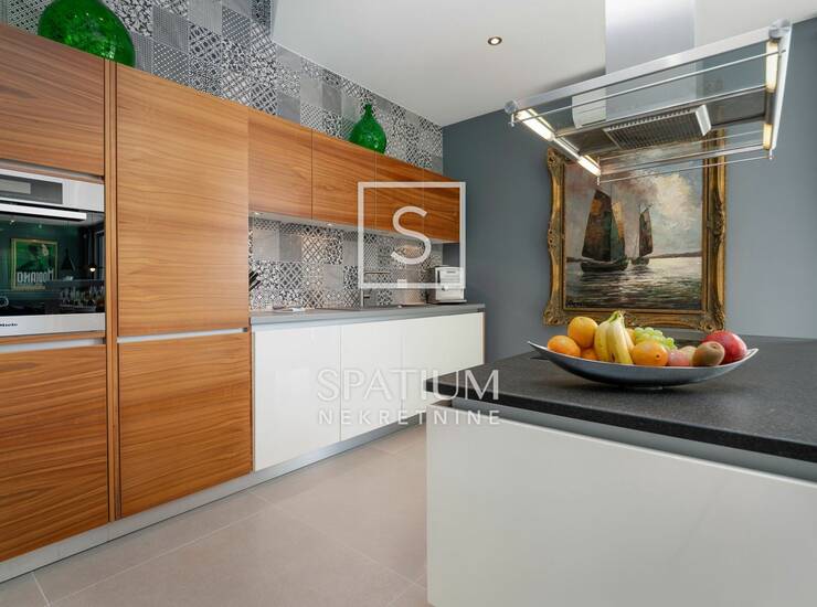 VIŠNJAN, LUKSUZNA DIZAJNERSKA VILA SA VELIKOM OKUĆNICOM — fotografija 2
