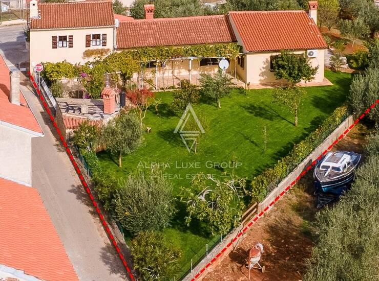 Šarmantna renovirana kamena kuća s depadansama i pogledom na more *Lokacija* — fotografija 2