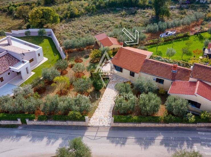 Šarmantna renovirana kamena kuća s depadansama i pogledom na more *Lokacija* — fotografija 3