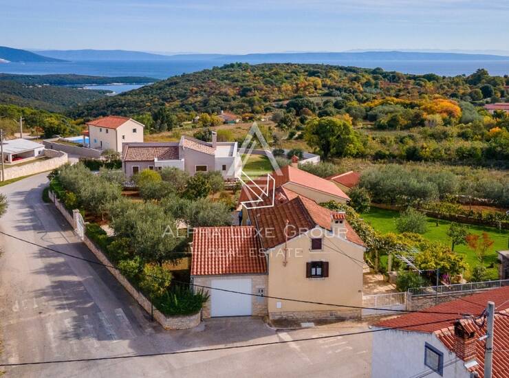Šarmantna renovirana kamena kuća s depadansama i pogledom na more *Lokacija* — fotografija 4