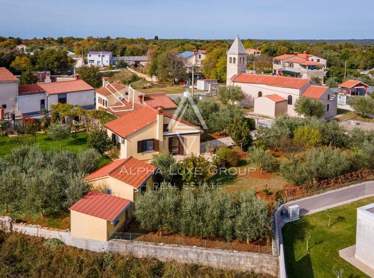 Šarmantna renovirana kamena kuća s depadansama i pogledom na more *Lokacija* — fotografija 5