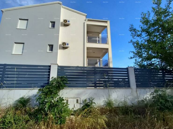 Ovaj prekrasan stan u Fažani pruža savršenu kombinaciju udobnosti i mode...
