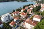 Stoja! Zelenika!
U ponudi je samostojeća kuća s garažom i ostavom.
Sasto...