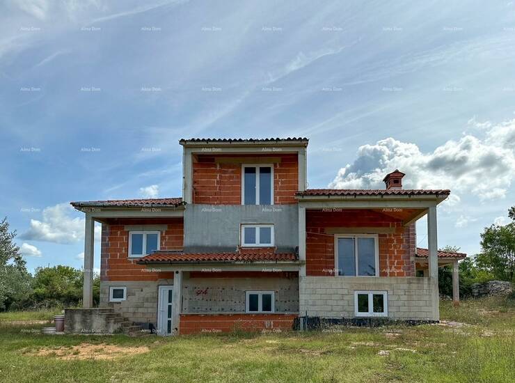Prodajemo kuću sa velikom okućnicom pod maslinama na mirnoj lokaciji. 
Ob...