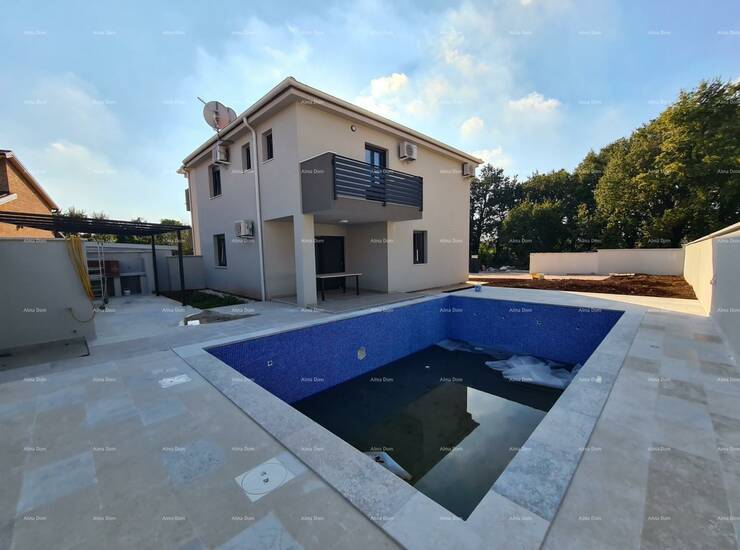 Blizina Medulina!
U ponudi je duplex kuća s bazenom.
Na parceli od 440 m2 ...