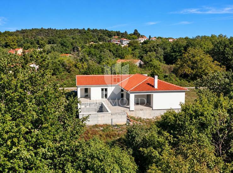 Istra, Labin, novoizgrađena prizemnica okružena prirodom