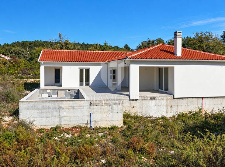 Istra, Labin, novoizgrađena prizemnica okružena prirodom — fotografija 2