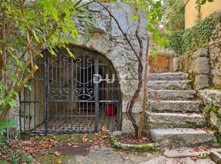 Otok Krk, Kornić, kamena kuća u nizu, 60 m2, okućnica, garaža