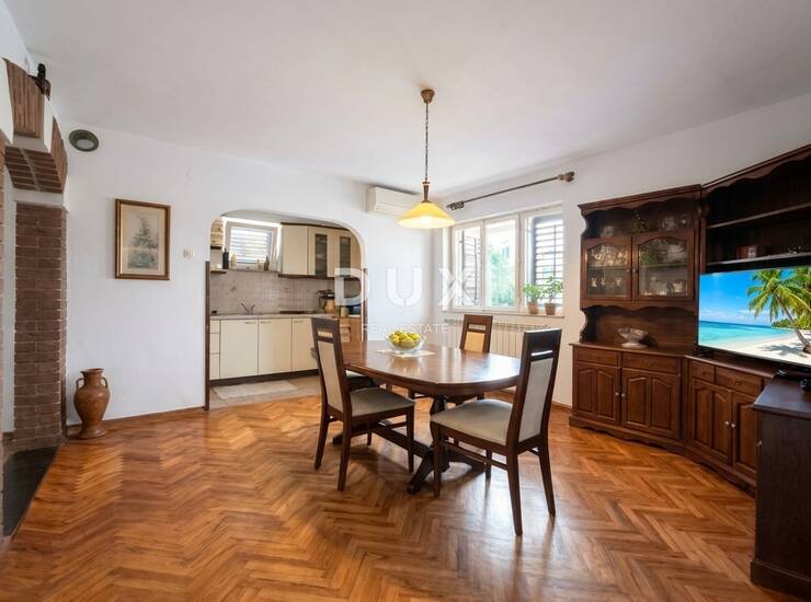 Istra, Rovinj, 4-sobni stan, 94,75 m2, vrt