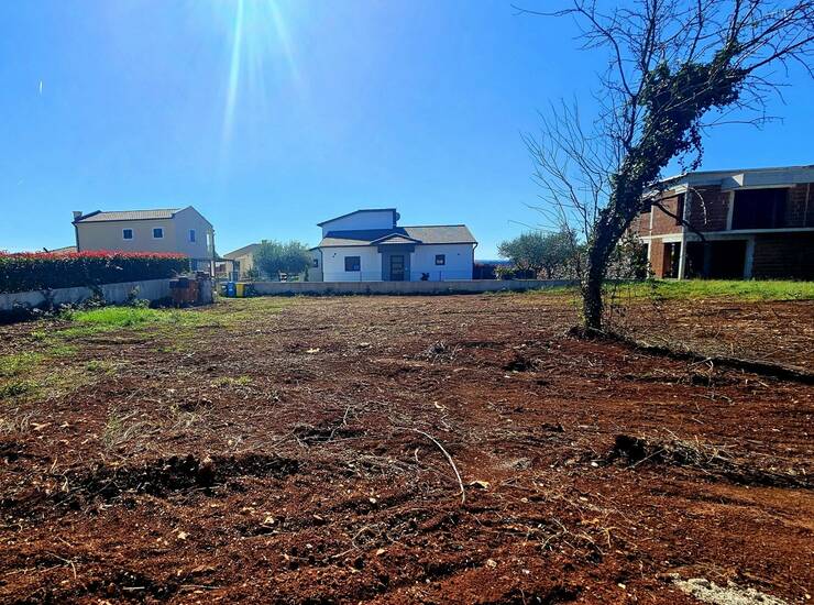 Ekskluziva | Atraktivno građevinsko zemljište 904 m² u Kašteliru...