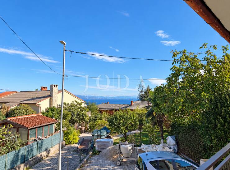 Pobri, Opatija - dvosobni stan s dodatnim tavanskim prostorom