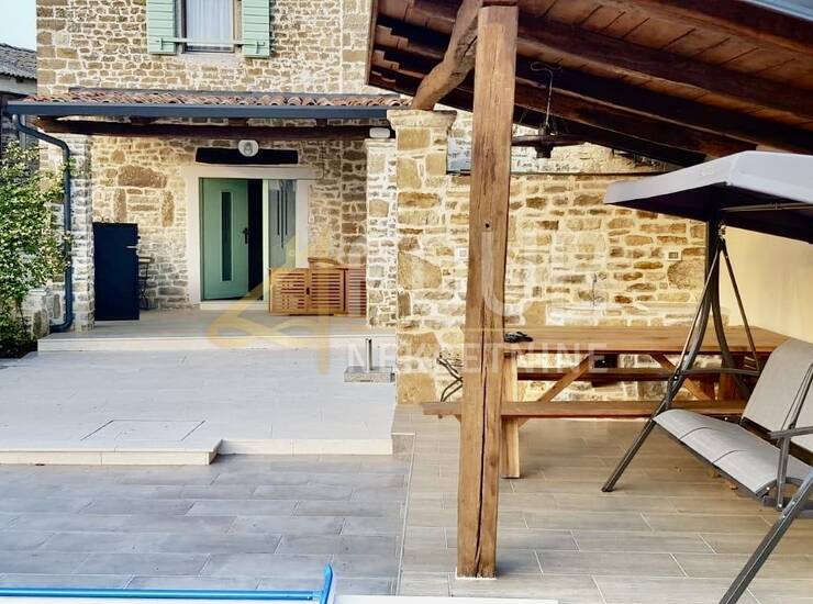 Istra, Motovun - okolica, kamena kuća s bazenom — fotografija 2
