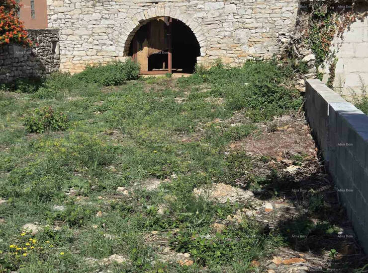Prodaje se kamena kuća  za potpunu rekonstrukciju, smještena na građevin...