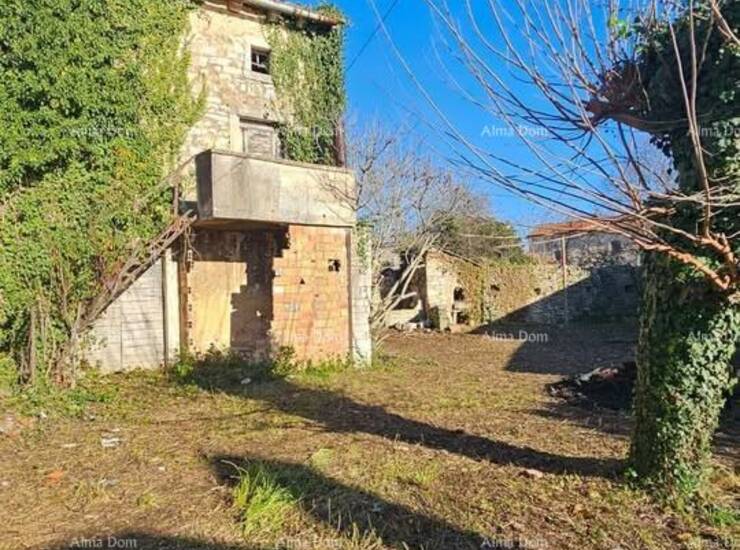 Prodaje se ruševna kuća smještena na prostranoj parceli ukupne površine... — fotografija 3