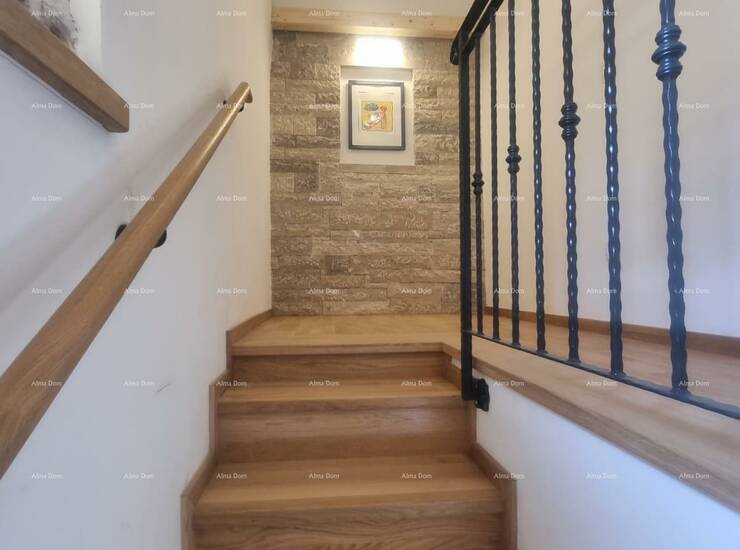 Na prodaju lijepo renovirana kuća smještena u  Barbanu. Kuća se prostire... — fotografija 4