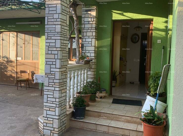 U ponudi je kuća prizemnica koja ima 100 m2 stambenog prostora, ljetnu kuh...