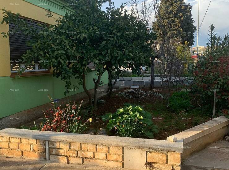 U ponudi je kuća prizemnica koja ima 100 m2 stambenog prostora, ljetnu kuh... — fotografija 2