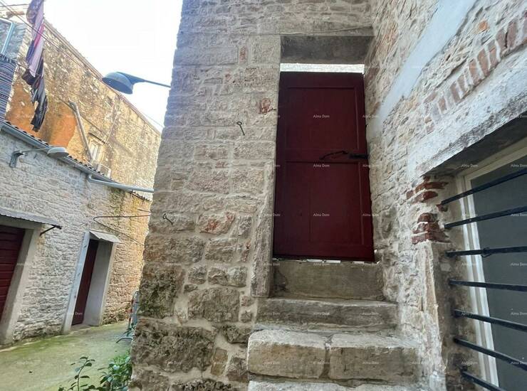 Na prodaju je samostojeća kamena zgrada, smještena u samom centru Vodnjan... — fotografija 3