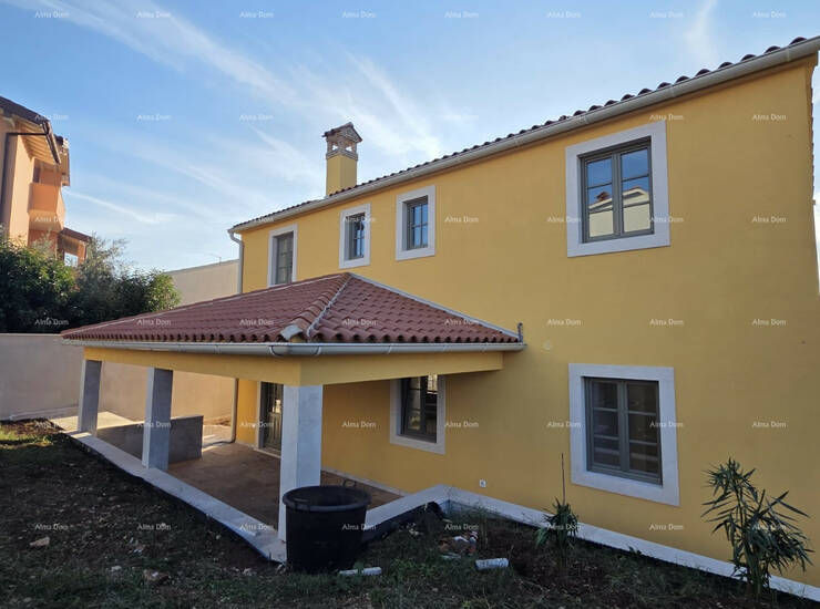 Na prodaju je kamena vila površine 187 m² na okućnici od 470 m², smješ...