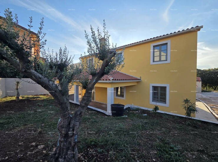 Na prodaju je kamena vila površine 187 m² na okućnici od 470 m², smješ... — fotografija 2