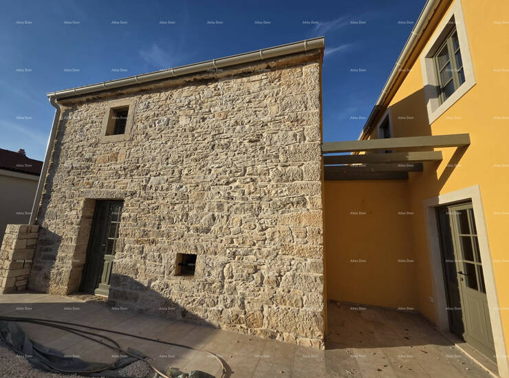 Na prodaju je kamena vila površine 187 m² na okućnici od 470 m², smješ... — fotografija 7