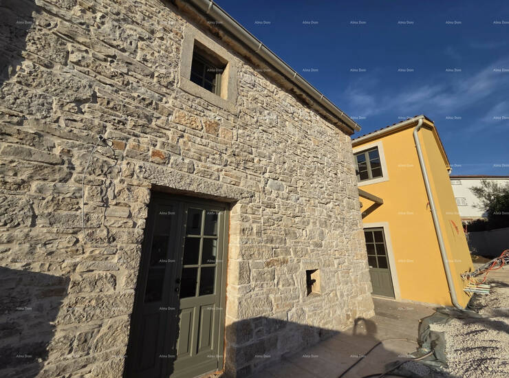Na prodaju je kamena vila površine 187 m² na okućnici od 470 m², smješ... — fotografija 9